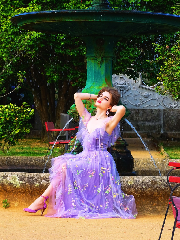 Robe fendue en tulle brodé de fleurs années 1970