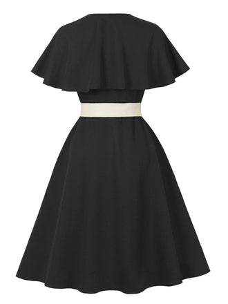 Robe cape noire à col en V et ceinture années 1950
