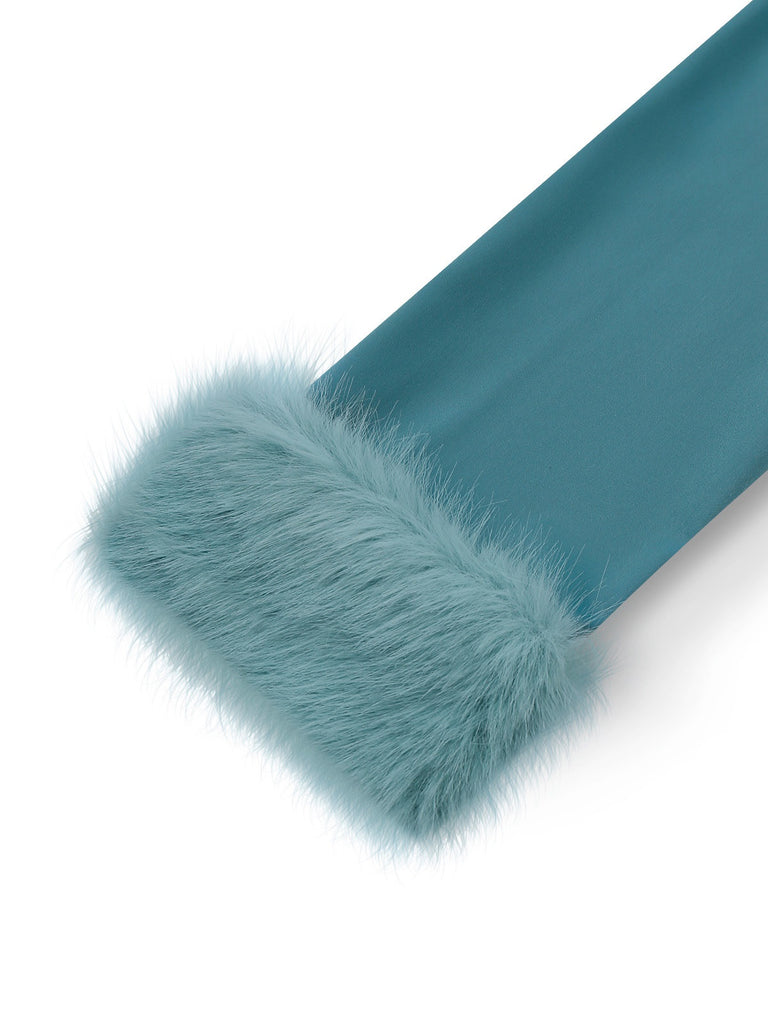 Combinaison bleue à revers bordés de fourrure et ceinture à sequins des années 1970