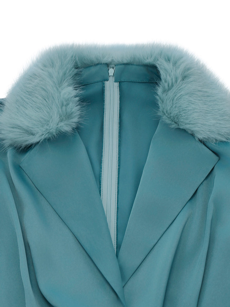 Combinaison bleue à revers bordés de fourrure et ceinture à sequins des années 1970