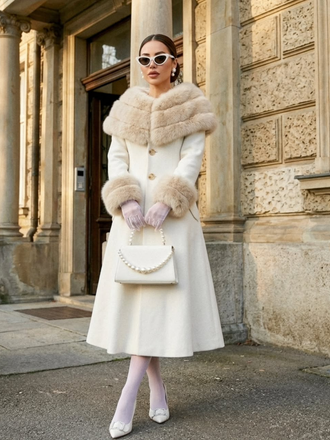 Manteau à col en fourrure multicouche crème années 1950