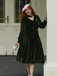 Robe verte en velours perlé et col en V années 1950