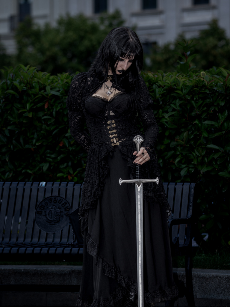 Robe victorienne noire en dentelle à manches gigot des années 1980