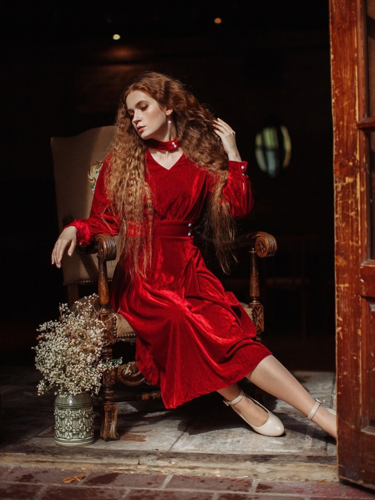 Robe rouge en velours perlé et col en V années 1950