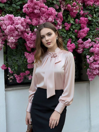 [Prévente] Chemisier en satin rose col montant et rose 3D années 70