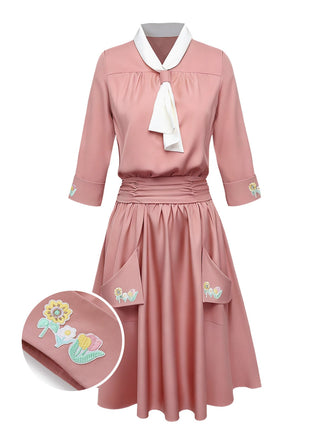 [Prévente] Robe Rose Col À Cravate Broderie Grosses Poches Années 1920