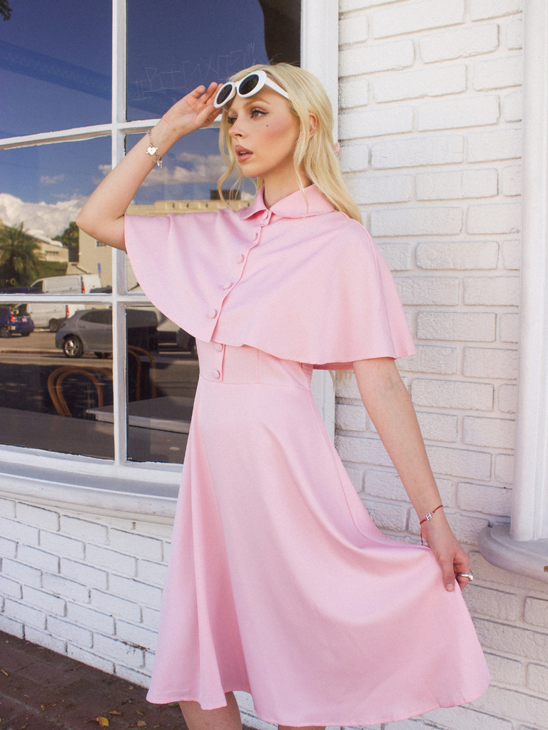 Robe noire capelet à revers uni des années 1950