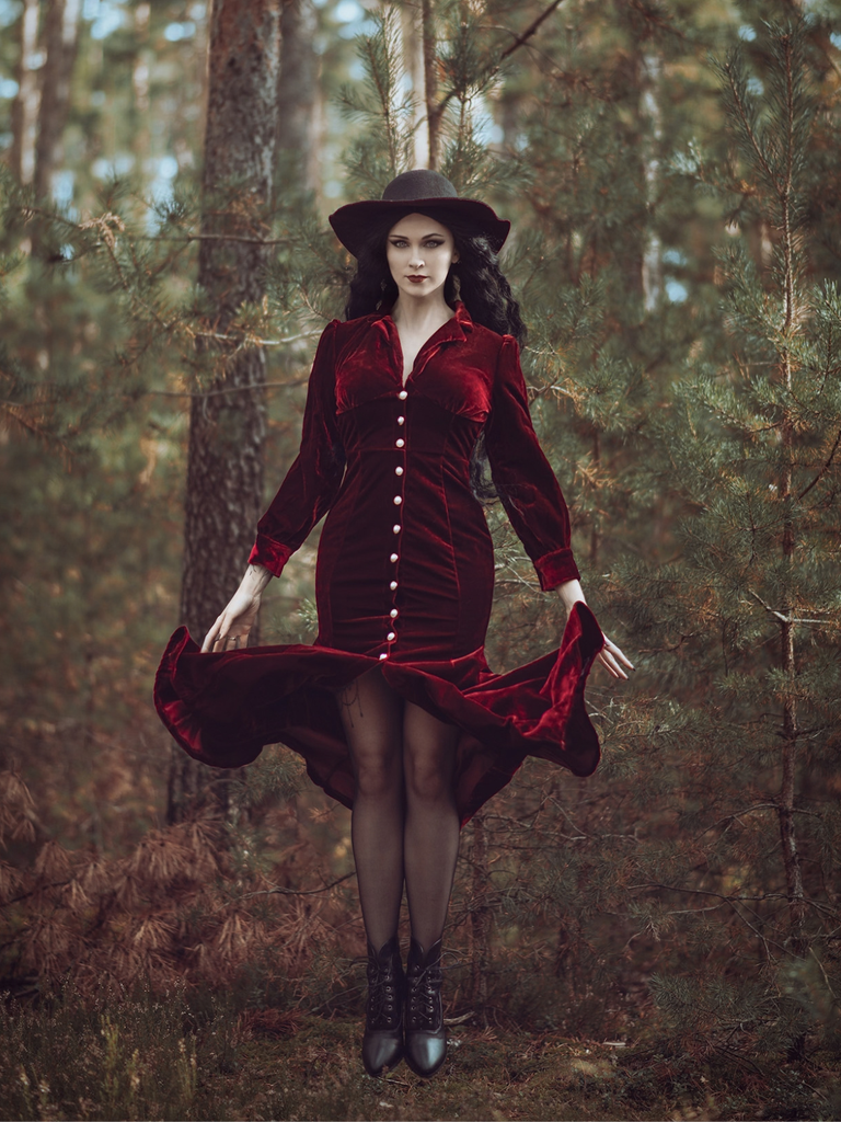 Robe sirène en velours rouge manches lanternes années 1930