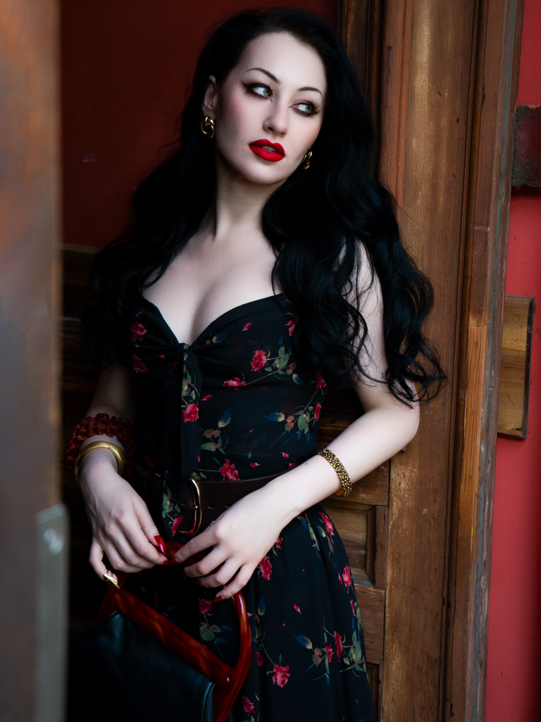 Robe nuisette noire bohème à fleurs col V années 1930