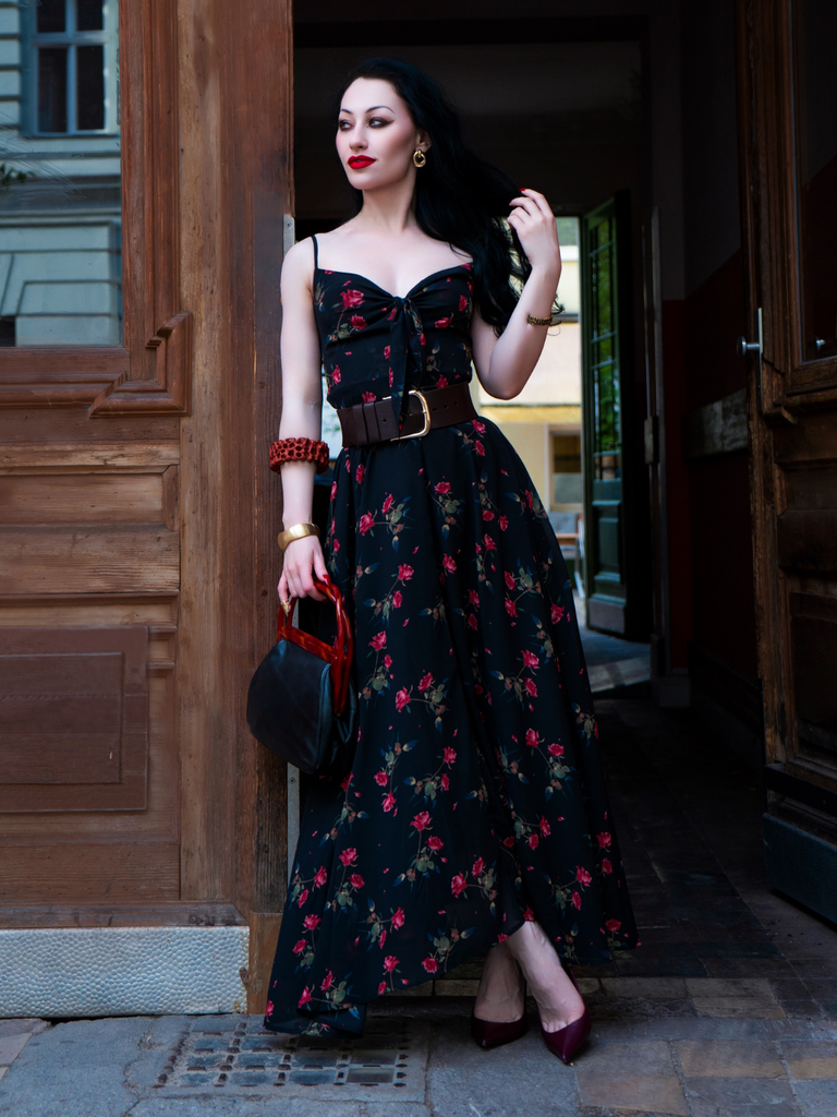 Robe nuisette noire bohème à fleurs col V années 1930