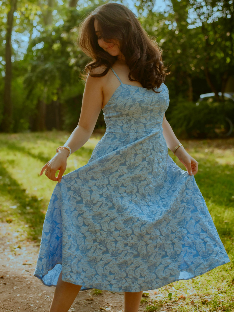 Robe midi bleu fines bretelles floral années 1950