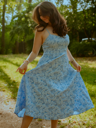 Robe midi bleu fines bretelles floral années 1950