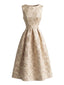Robe tunique beige sans manches encolure ronde et motifs floraux en relief années 50
