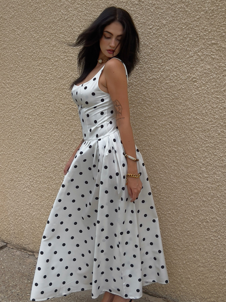 Robe blanche sans manches pois encolure carrée et jupe plissée années 50