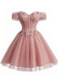 Robe de bal rose motif floral épaules dénudées et tulle pailleté années 1950