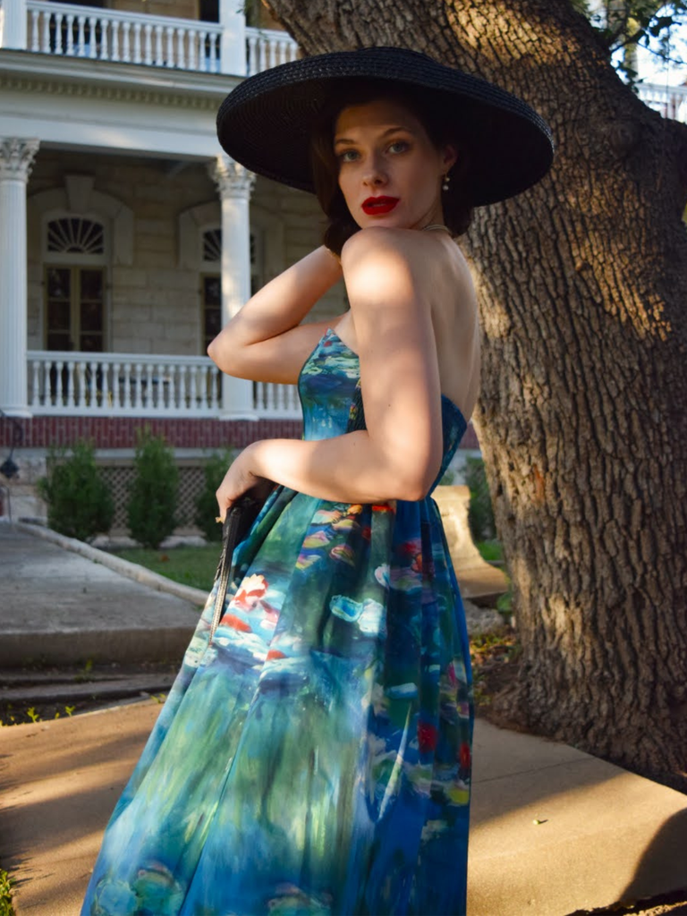 Robe bustier bleue motif nénuphars et décolleté cœur années 50