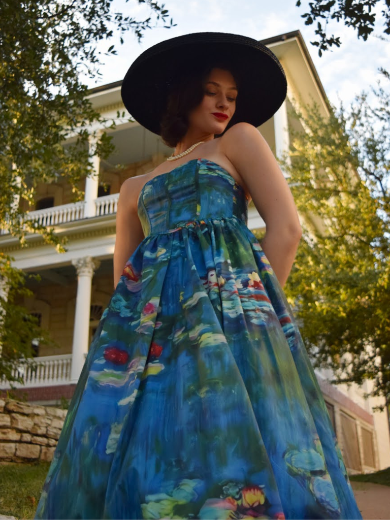 Robe bustier bleue motif nénuphars et décolleté cœur années 50