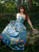 Robe bustier bleue motif nénuphars et décolleté cœur années 50