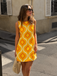 Robe trapèze sans manches orange motif géométrique années 60