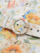 Robe blanche florale à manches longues, boutons et ceinture Années 1940