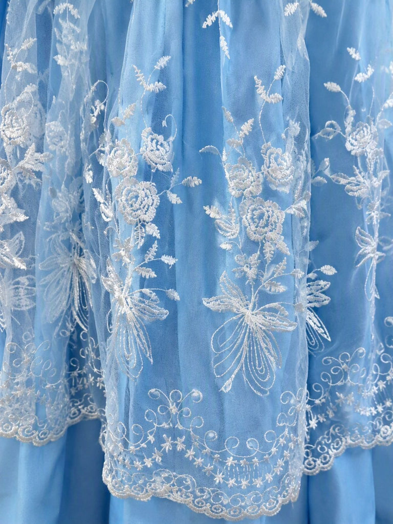 Robe à Col Carré et Tablier Brodé et Top à Trou de Serrure en Dentelle Bleu Années 1950