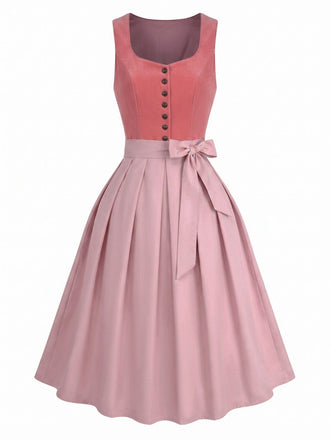 Robe et tablier roses velours encolure en cœur et boutonnage sur le devant années 1950