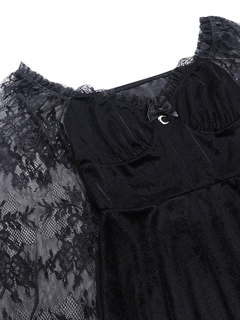 Robe mini gothique noire en velours et dentelle Années 1950