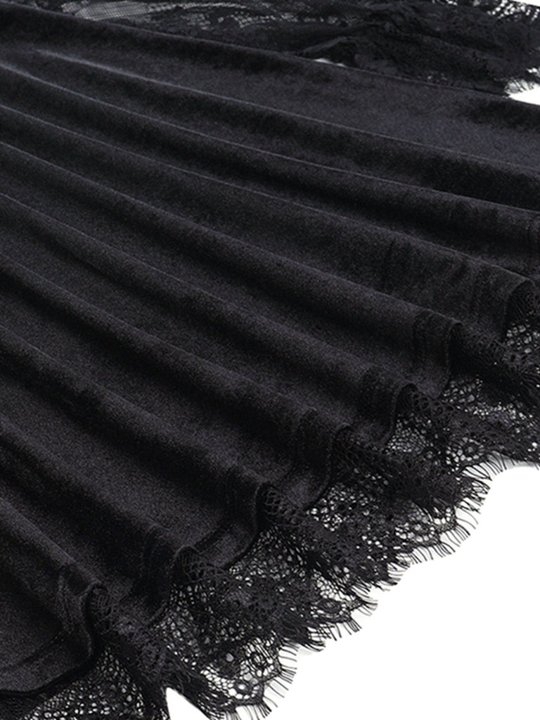 Robe mini gothique noire en velours et dentelle Années 1950