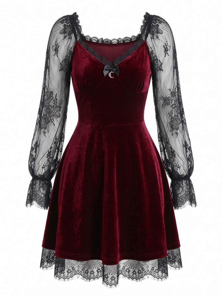 Robe mini gothique noire en velours et dentelle Années 1950