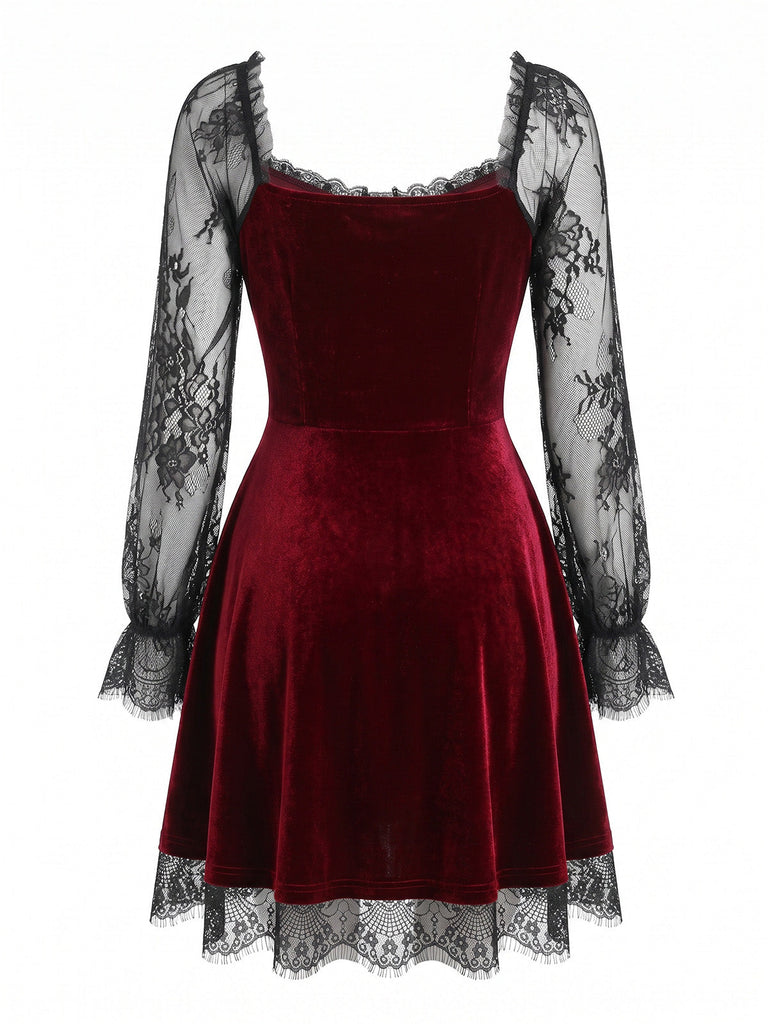 Robe mini gothique noire en velours et dentelle Années 1950