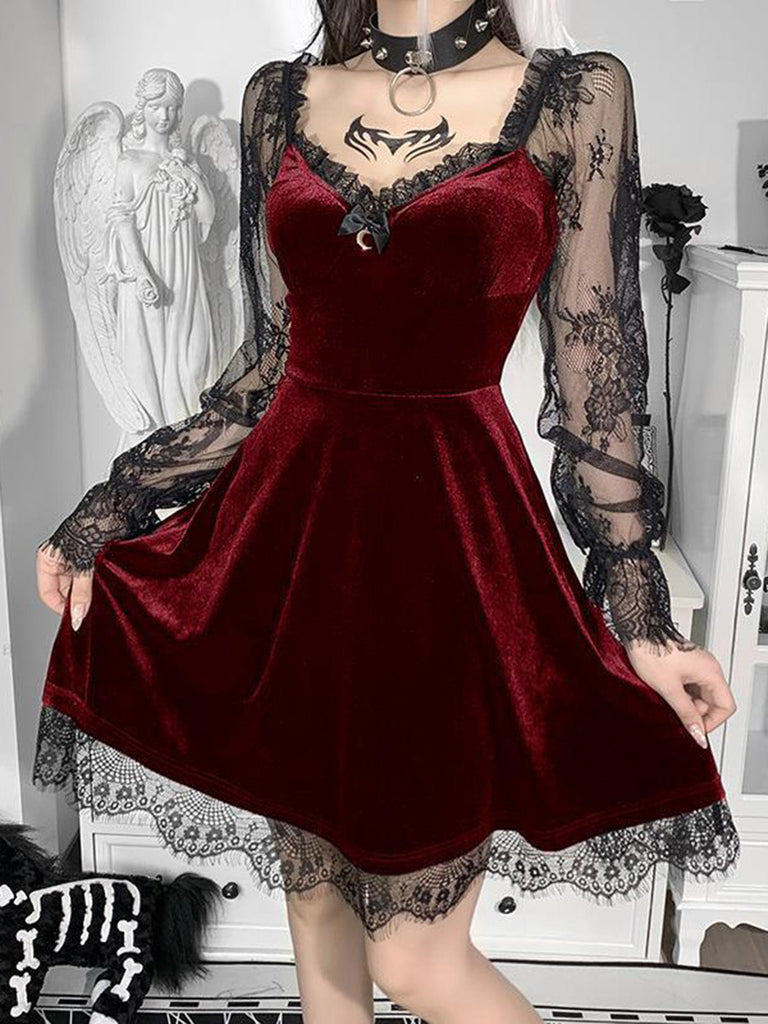 Robe mini gothique noire en velours et dentelle Années 1950