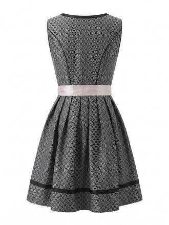 Robe Noire Col Carré & Tablier Dentelle Florale Années 1950 2