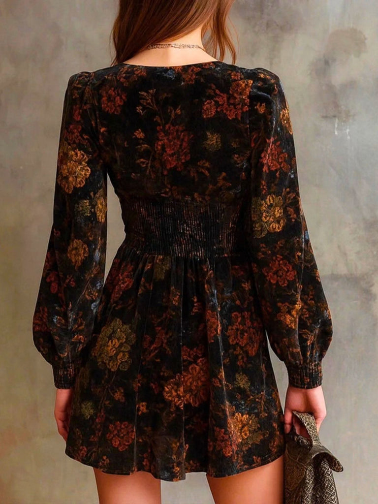 Robe fleurie en velours à col V et taille froncée années 1960 - 4