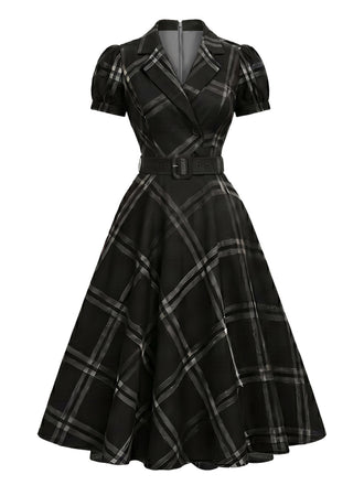 [Prévente] Robe noire à carreaux, col à revers, manches bouffantes et ceinture Années 1950 - 2