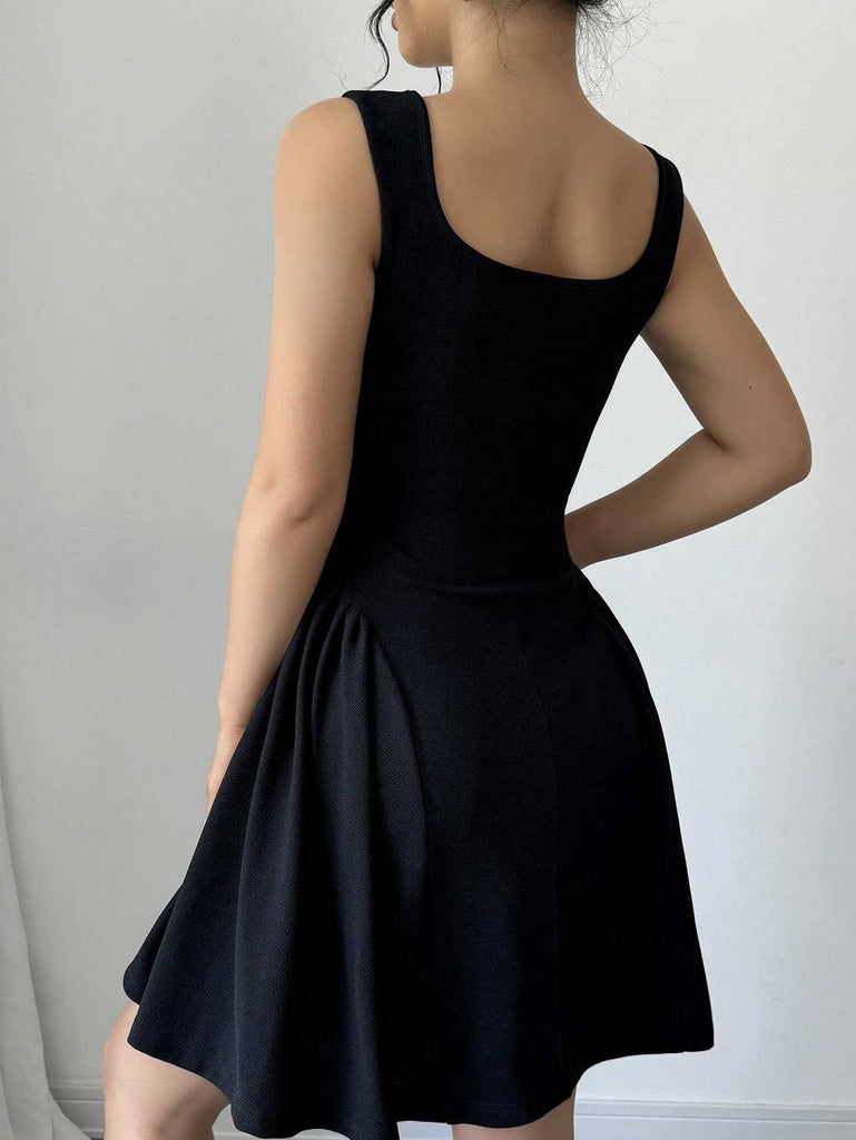 Robe courte unie à col carré années 1950