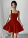 Robe courte unie à col carré années 1950