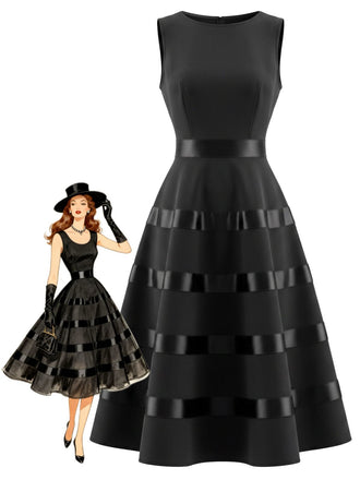 Robe noire ajustée sans manches à col rond et bordure satinée années 1950 - 1