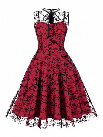 Robe en résille floquée florale sans manches à décolleté goutte d’eau années 1950
