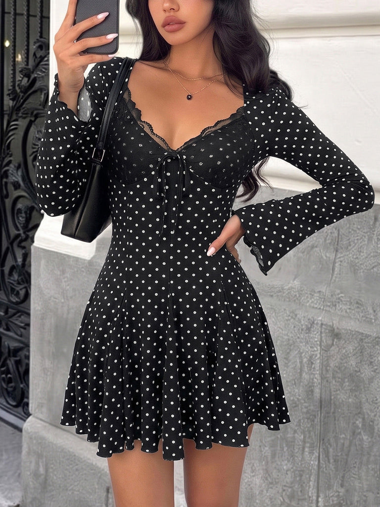 Robe courte noire à pois, dentelle côtelée, col V et manches cloche années 1960