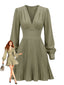 Robe verte unie col V manches ballon et jupe plissée années 50