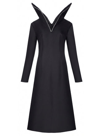 Robe midi gothique noire à col montant et manches longues années 1940