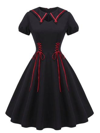 Robe évasée gothique noire à col chauve-souris et laçage années 1940