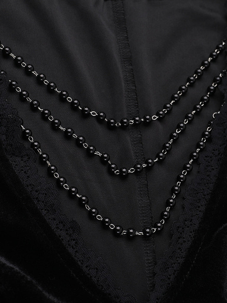 Robe gothique noire en velours à manches chauve-souris et empiècements en dentelle années 1970