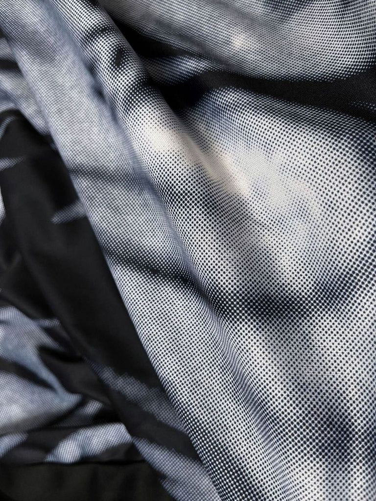 Robe noire d’Halloween à capuche fantôme et manches cloche années 1950