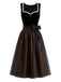 Ensemble noir avec robe à décolleté cœur et bordure contrastée, tablier et top blanc Années 1950