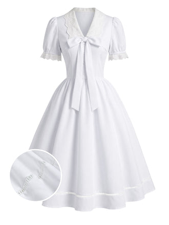 [Prévente] Robe blanche unie en dentelle à col V et nœud Années 1950 - 1
