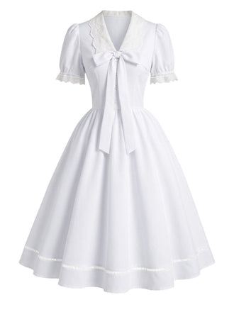 [Prévente] Robe blanche unie en dentelle à col V et nœud Années 1950 - 2
