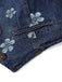 Ensemble deux pièces bleu en denim, haut et pantalon brodés de marguerites années 1970 - 6