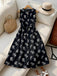 Robe ceinturée à col rond et motif de feuilles botaniques années 1950