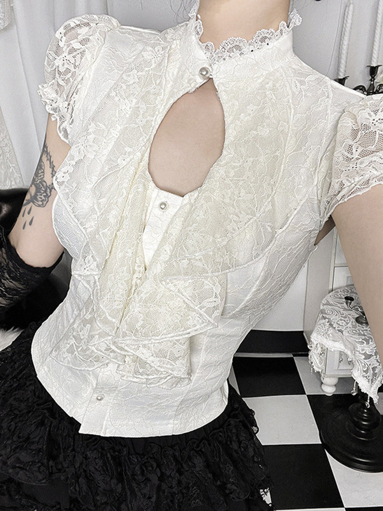Blouse gothique en dentelle à volants, manches bouffantes et décolleté goutte d’eau années 1960